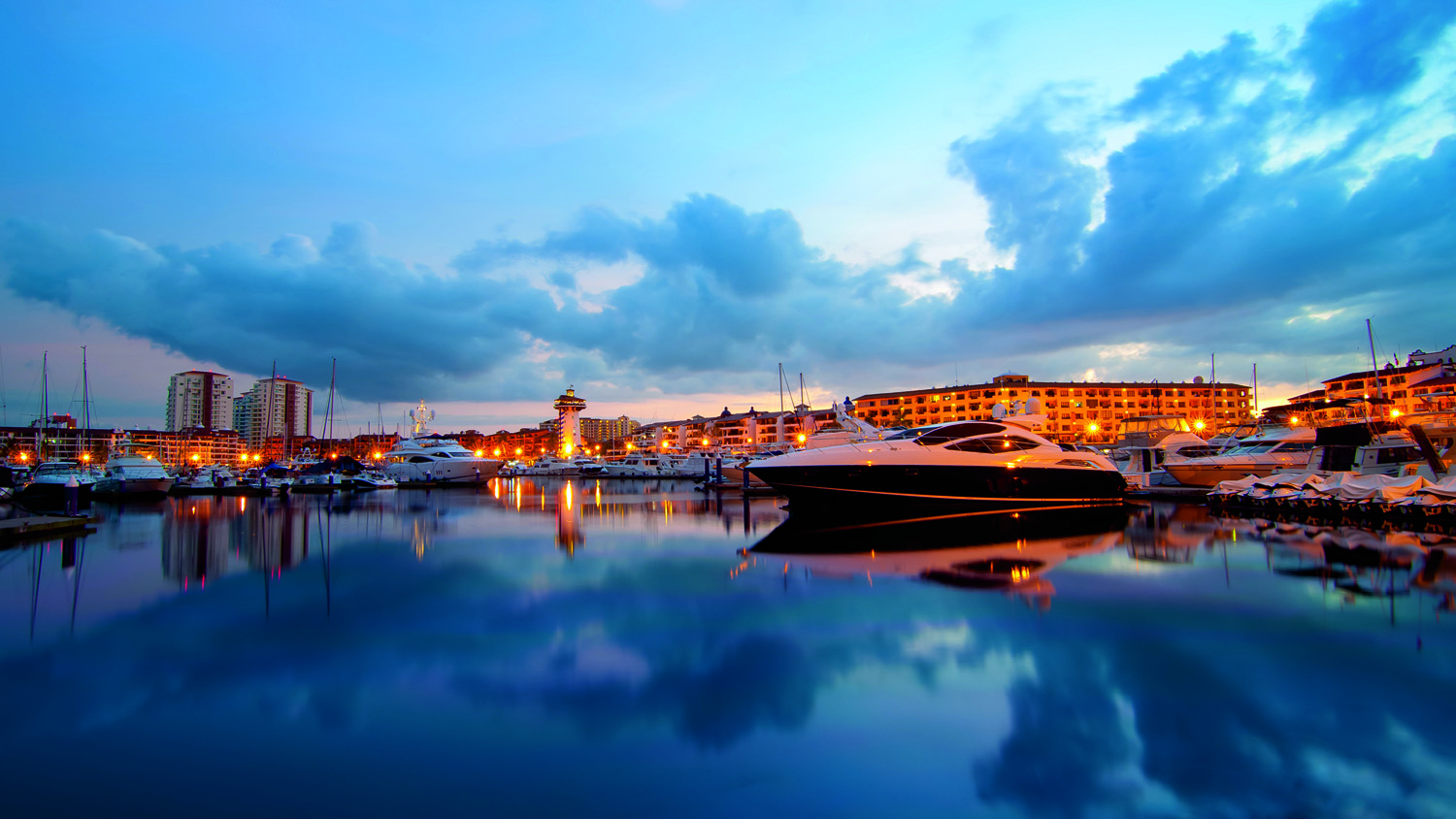 Marina Vallarta: Encanto y Estilo de Vida