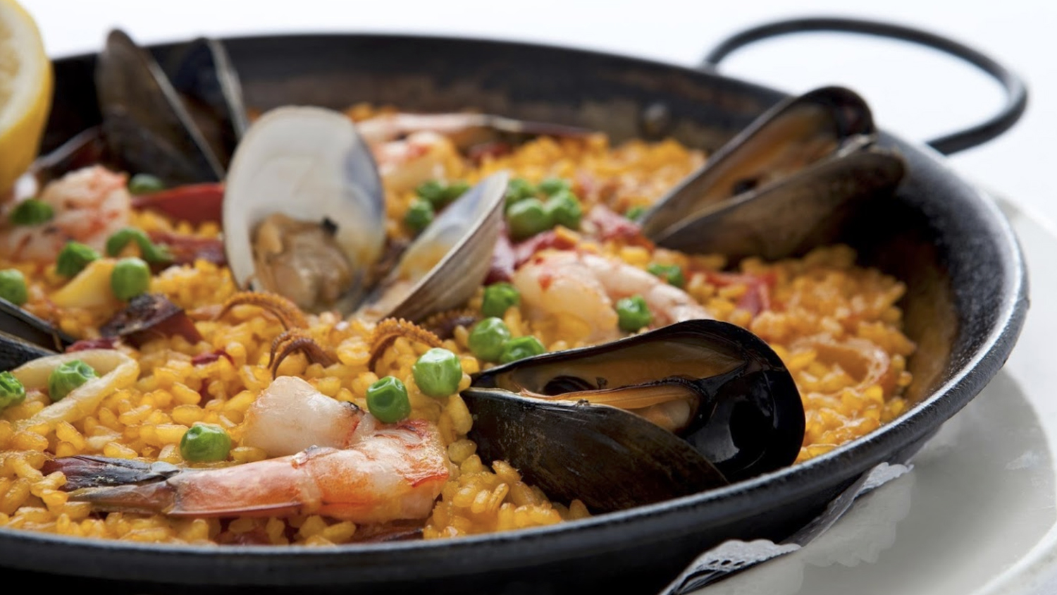 Aprende a Cocinar una Auténtica Paella en Barcelona Tapas