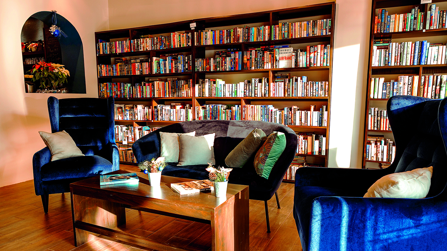The Living Room Bookstore & Cafe Invita a sus Actividades Literarias