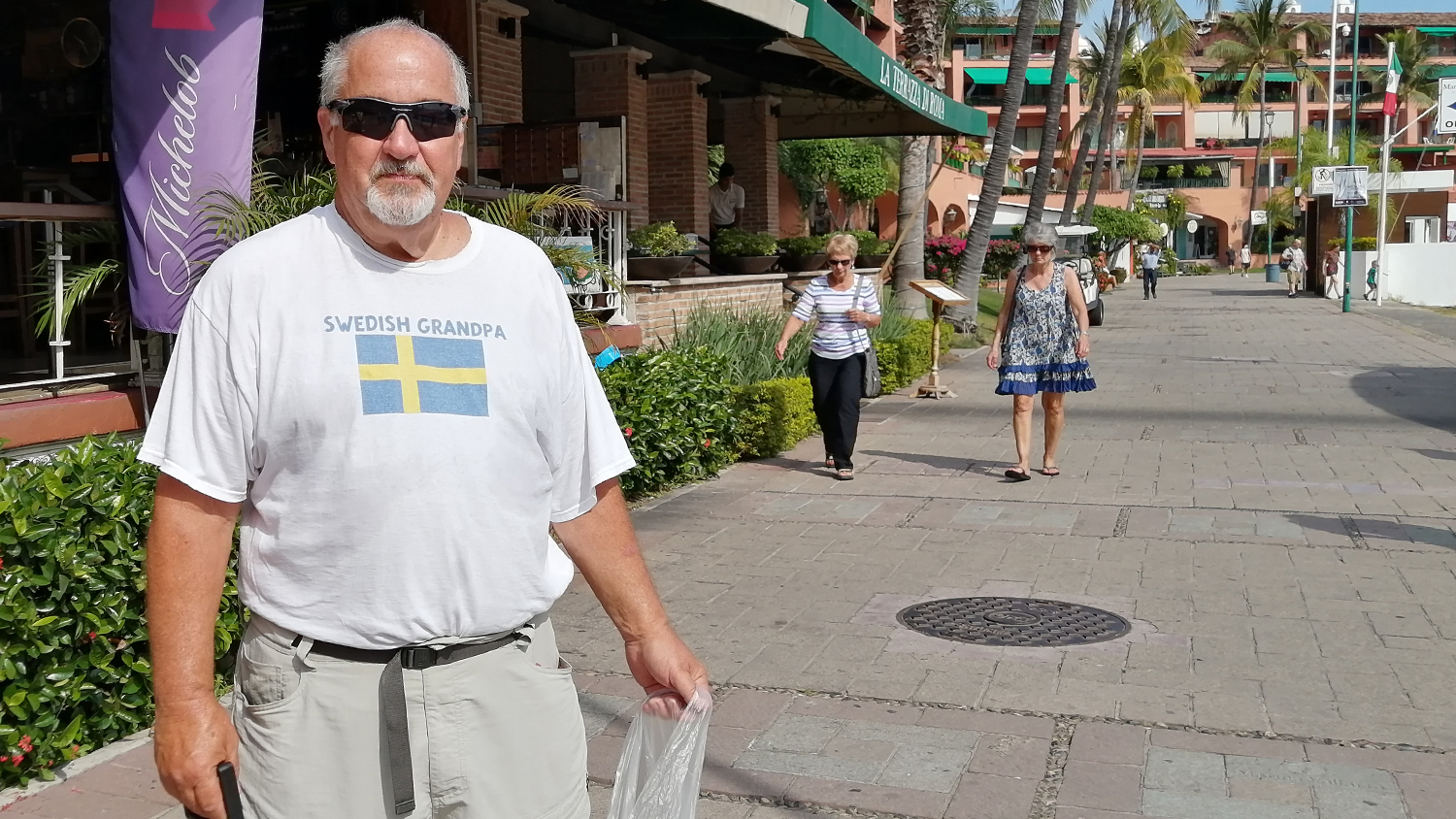 Larry Forsberg: El Visitante que Contribuye en la Limpieza de Marina Vallarta