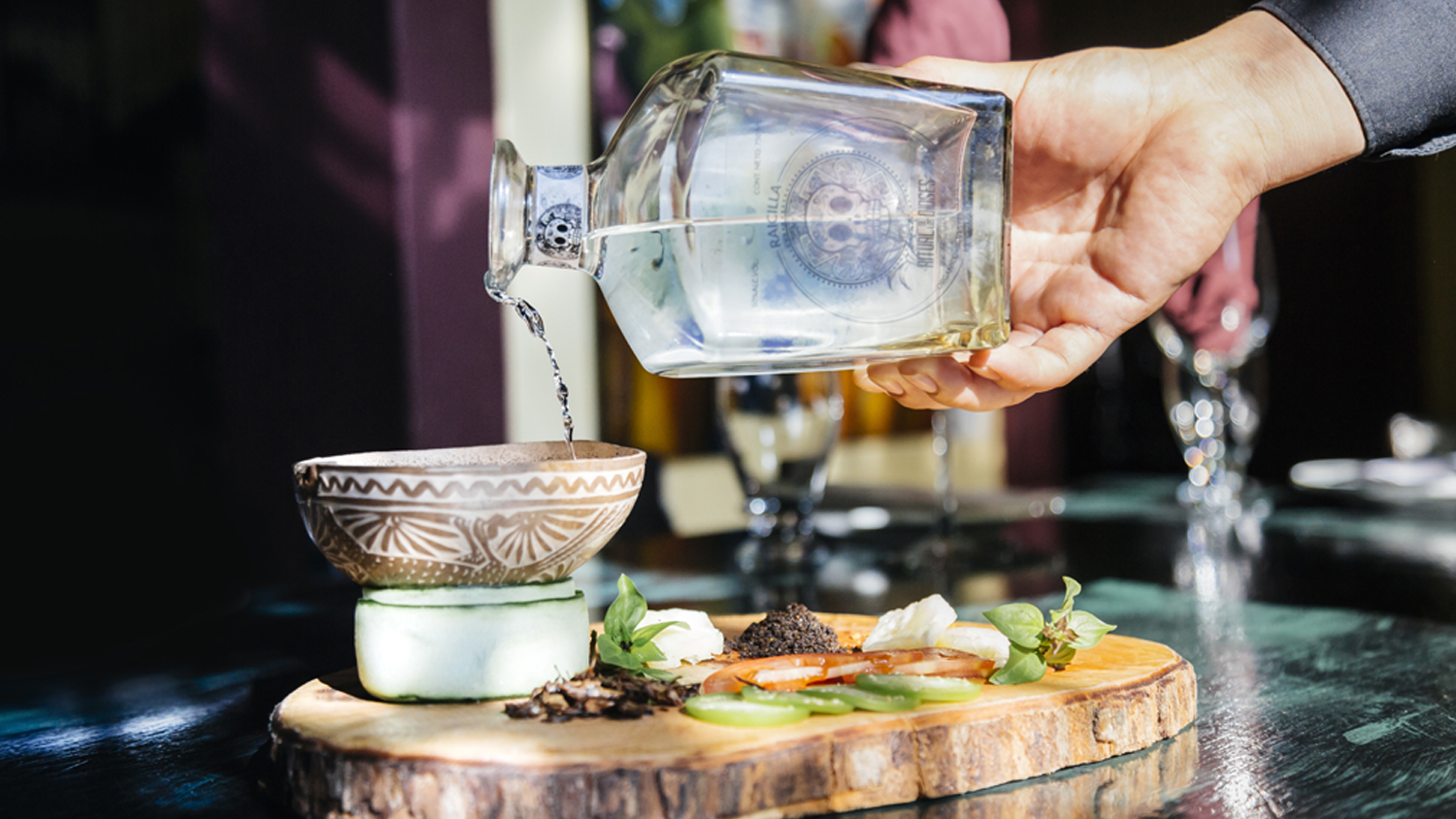 Tequila, Mezcal y Raicilla: Elíxires Artesanales Derivados del Agave