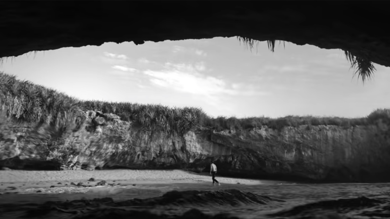 Giorgio Armani se Inspira en las Islas Marietas de Vallarta · Nayarit