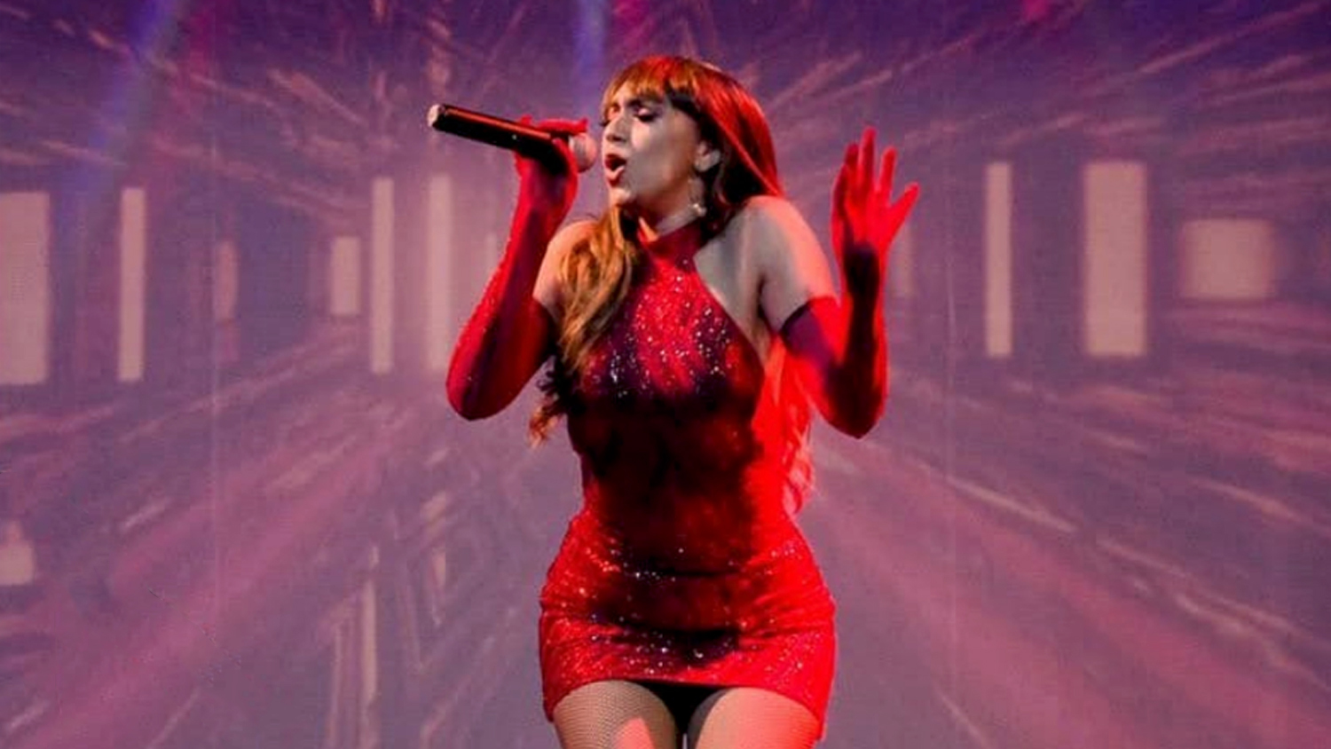 La Cantante Losanna Ofrece Tributo a Selena