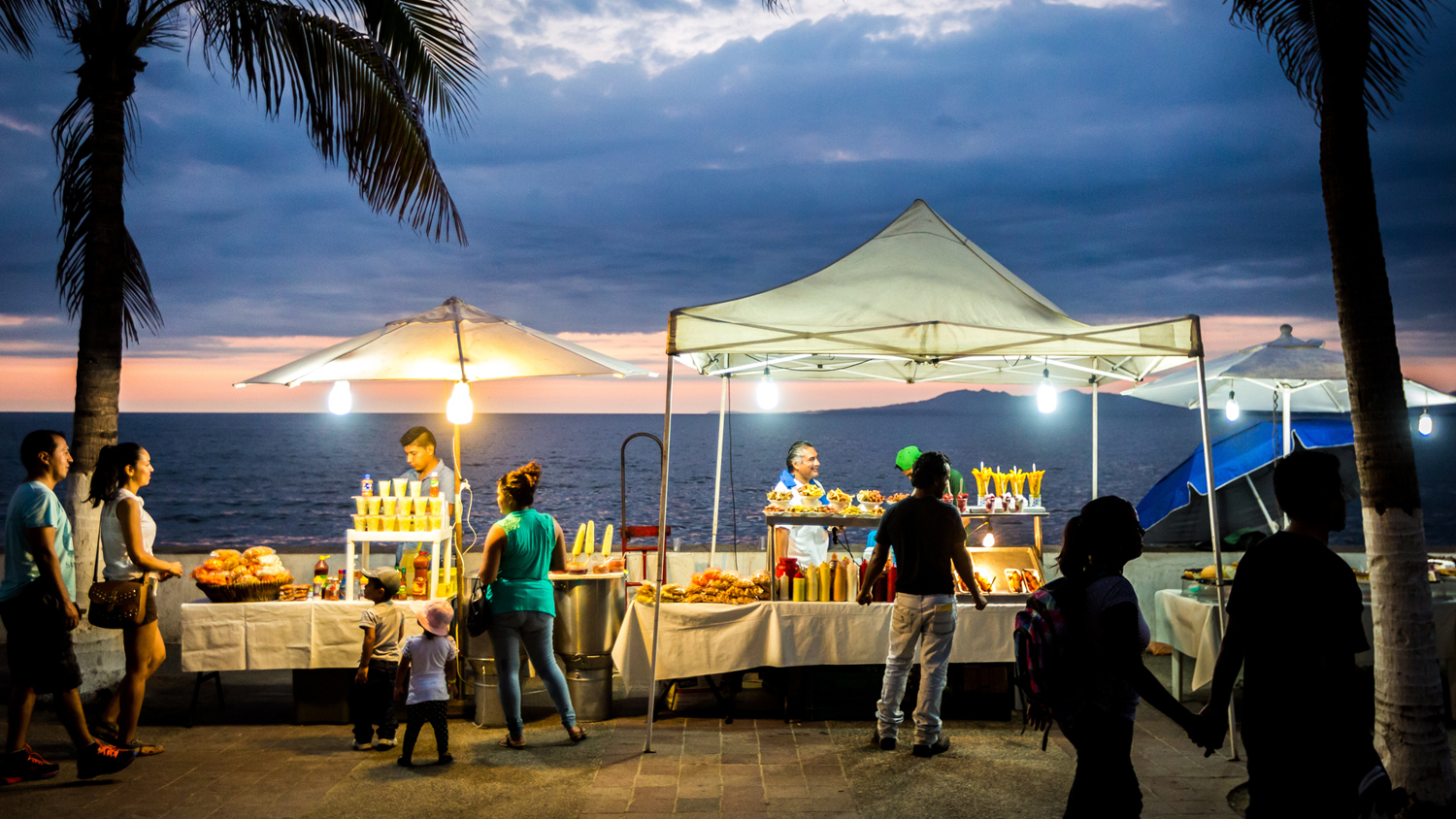 Antojitos Típicos en el Malecón de Puerto Vallarta