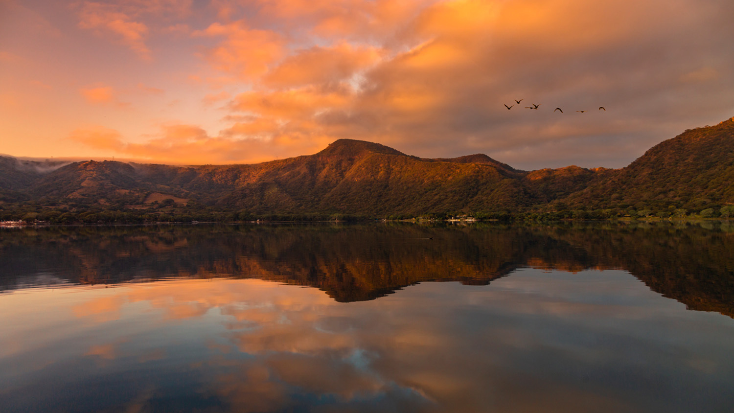 Explora la Laguna de Santa María del Oro: Un Tesoro Natural