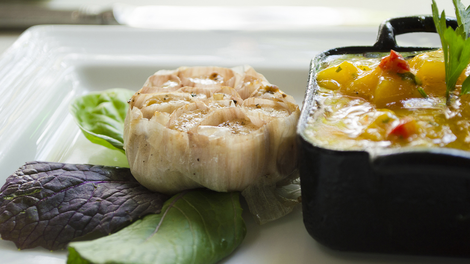 For the Love of Garlic and Mango: Una Celebración de Sabores en River Café Restaurant