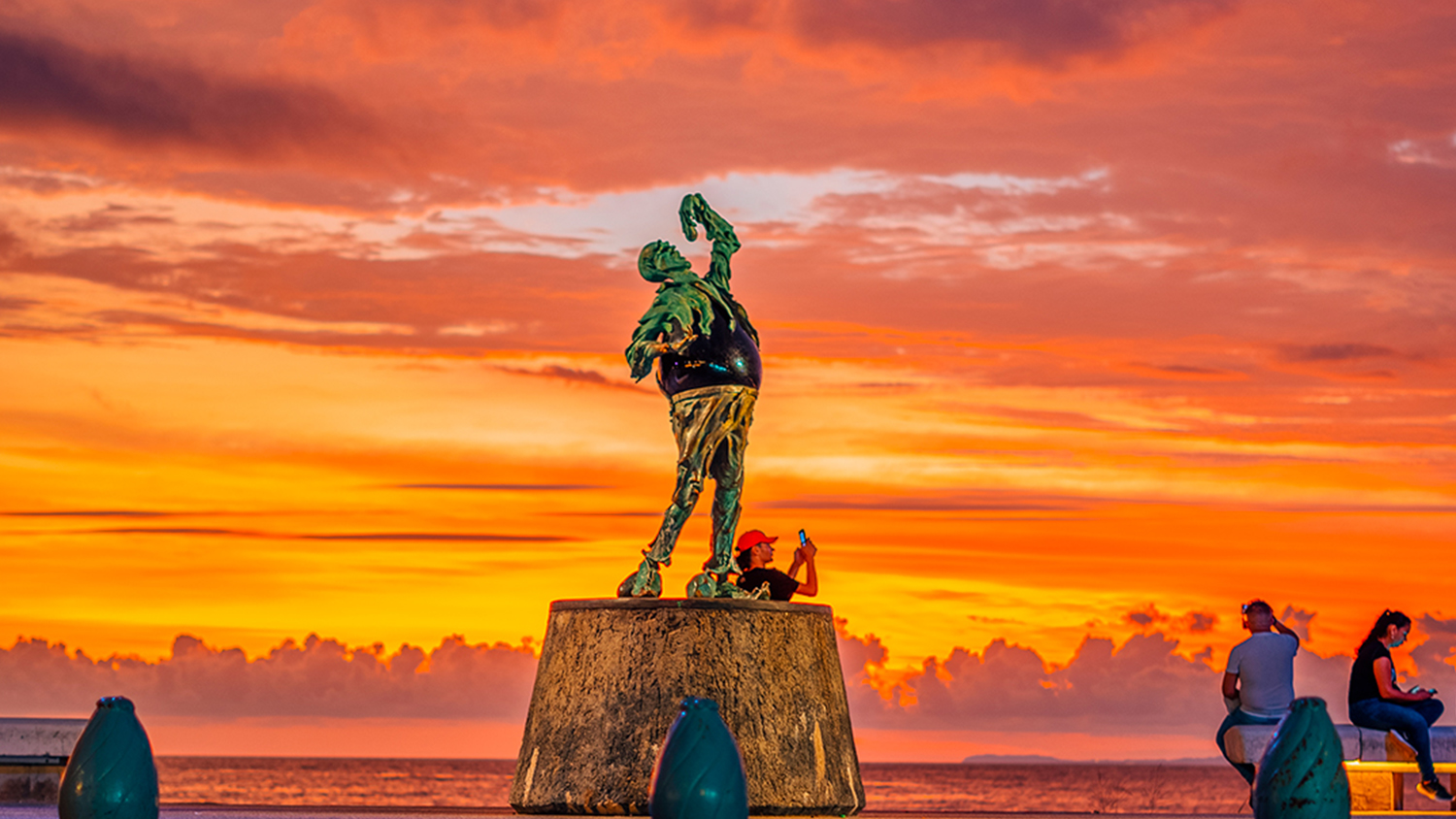 Atardeceres y Obras de Arte: 3 Esculturas Icónicas del Malecón de Puerto Vallarta