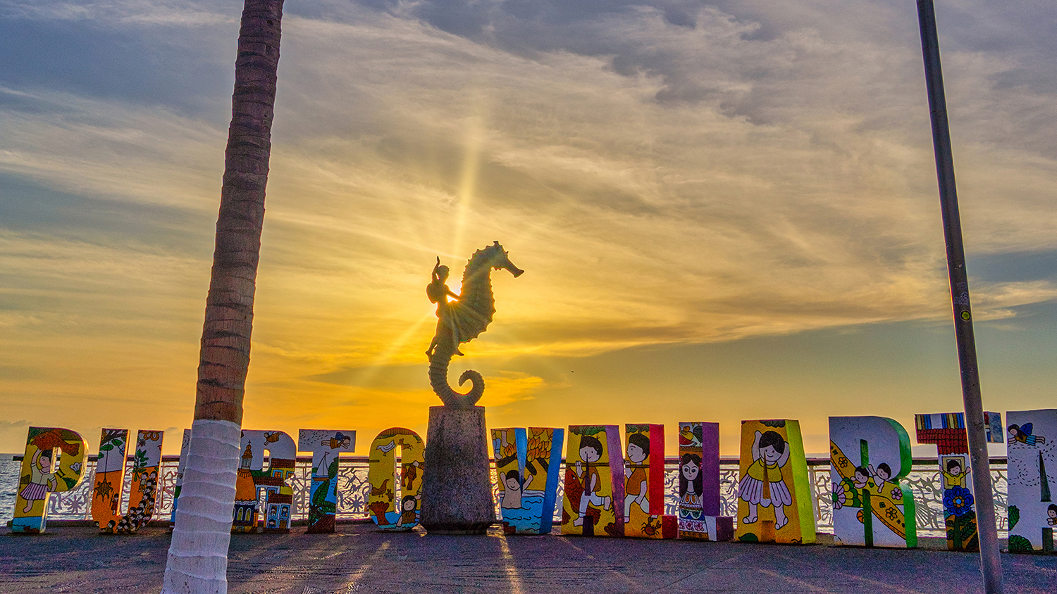 Mágico Atardecer en el Malecón de Puerto Vallarta