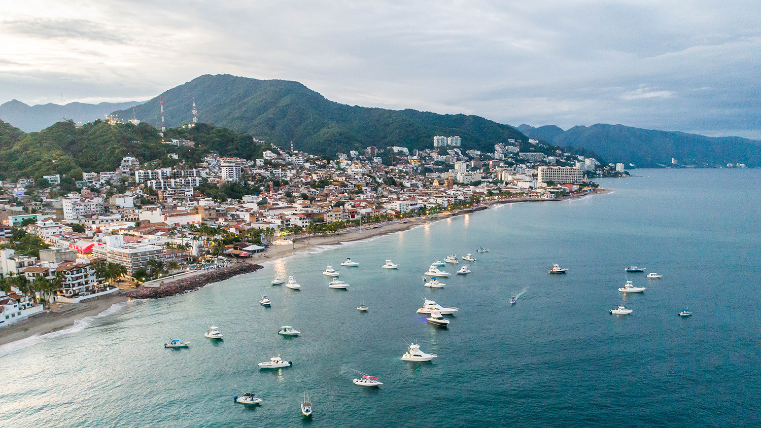 Navegar en Yate en la Bahía de Banderas: Lujo y Aventura