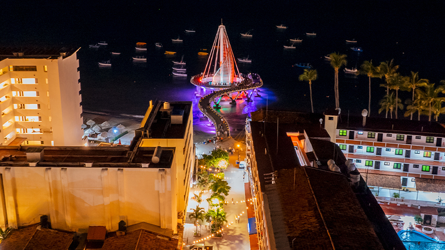 Luces Nocturnas en PV: Muelle de Playa Los Muertos