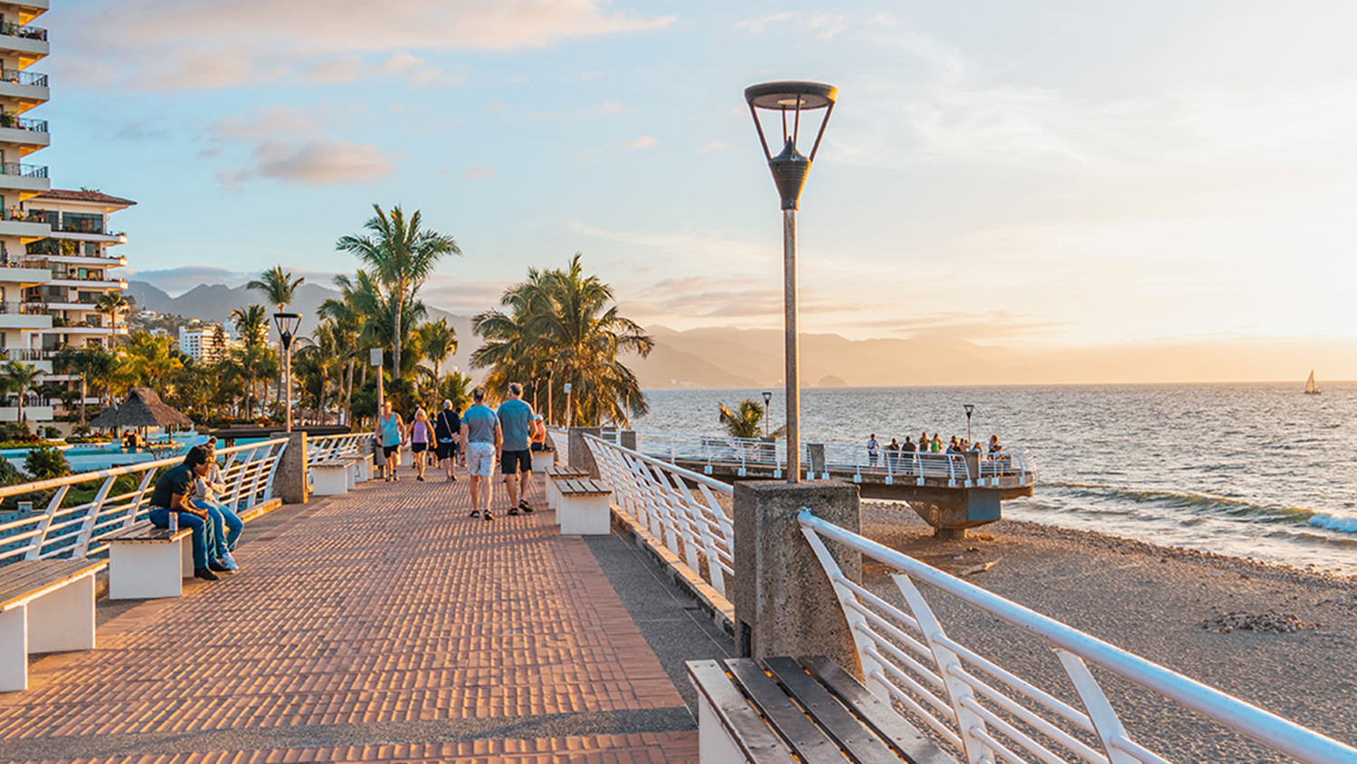 Un Atardecer Mágico: El Puente entre el Malecón y la Zona Romántica de Puerto Vallarta