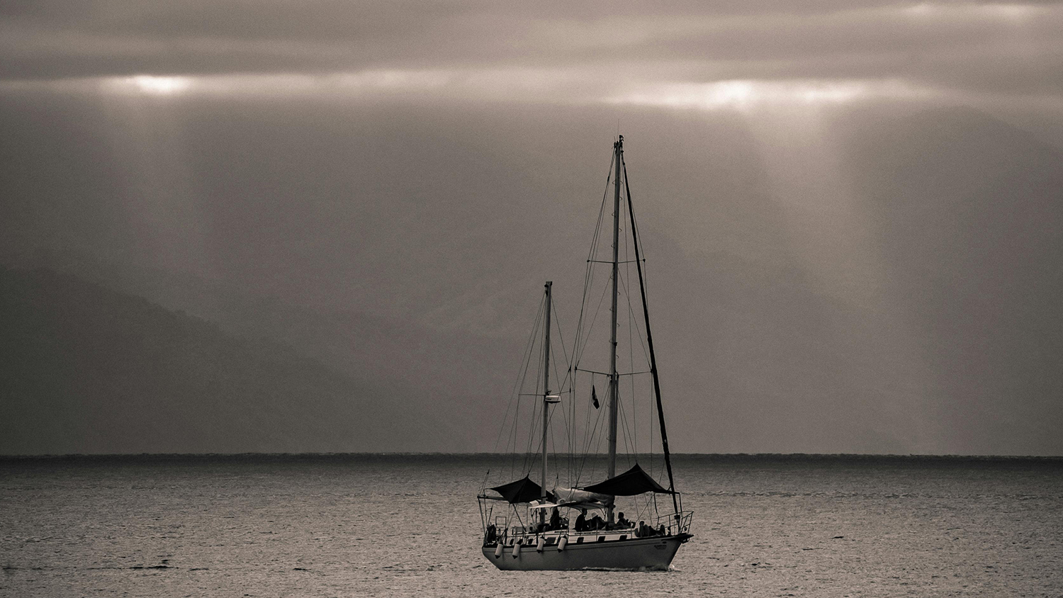 Navegando por la Bahía de Banderas: Una Experiencia Bajo las Nubes