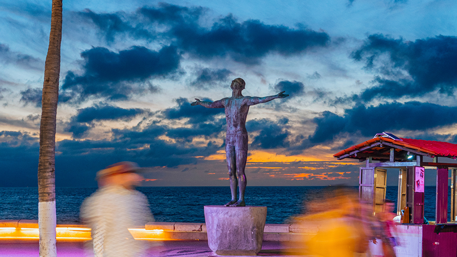Lluvia Bajo la Lluvia: Un Encuentro en el Malecón de Puerto Vallarta