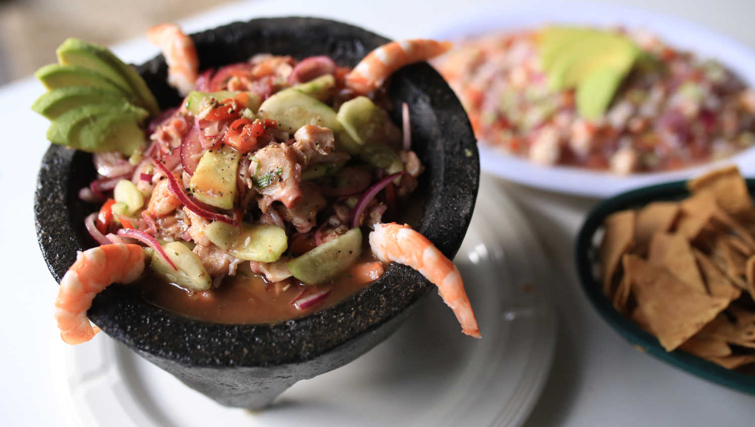 Coctel de Mariscos en Molcajete: Una Exquisita Mezcla de Frutos del Mar