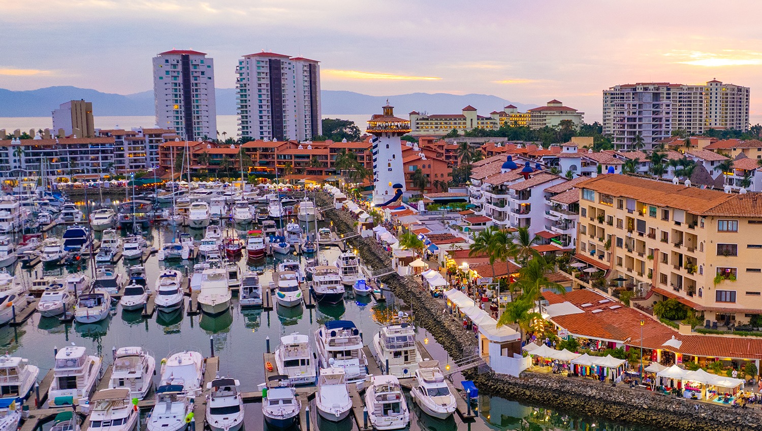 Una Tarde en Marina Vallarta: Encanto Náutico y Sofisticación Tropical