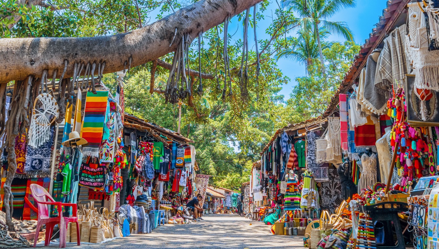 Mercado de Artesanías de la Isla del Río Cuale: Tradición y Creatividad Rodeada de Vegetación Tropical