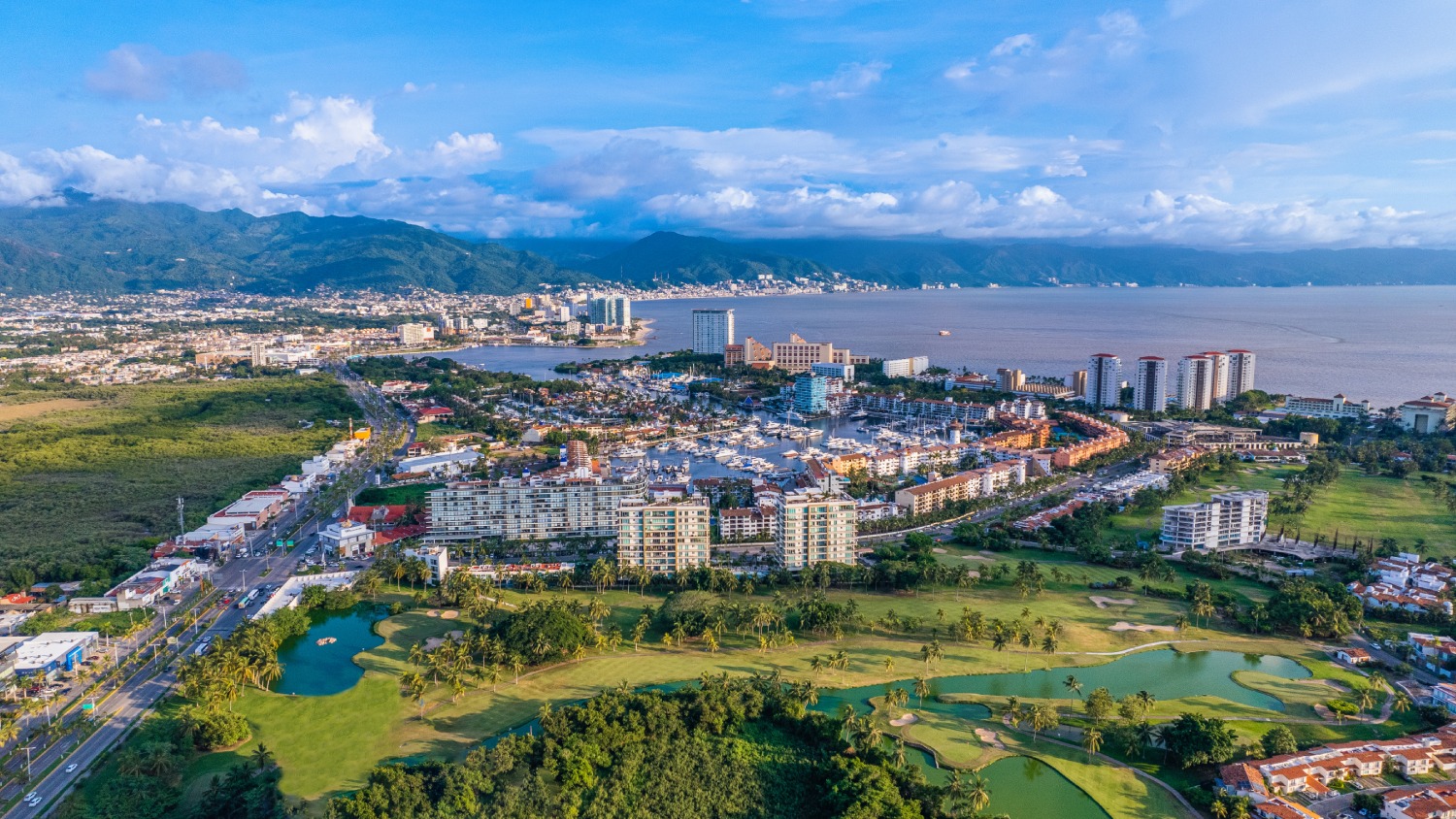 Marina Vallarta: Un Microdestino de Lujo, Bienes Raíces y Gastronomía
